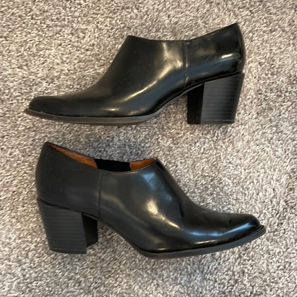 Ann Marino pointed low top black leather heals